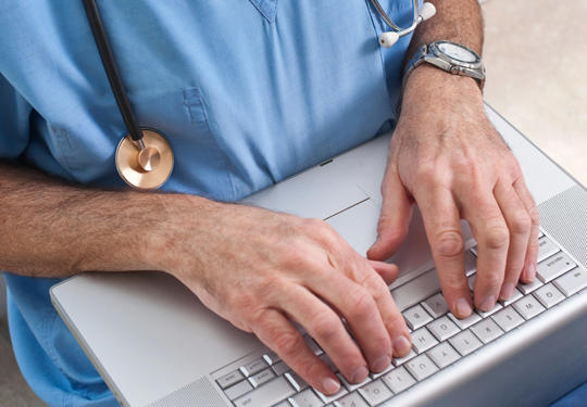 Doctor using laptop (1)